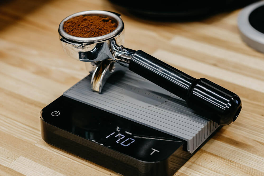 Холдер с кофе на весах