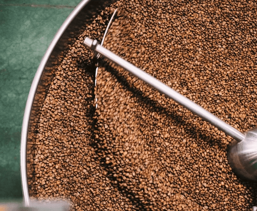 Кофе в охлаждающей емкости после обжарки